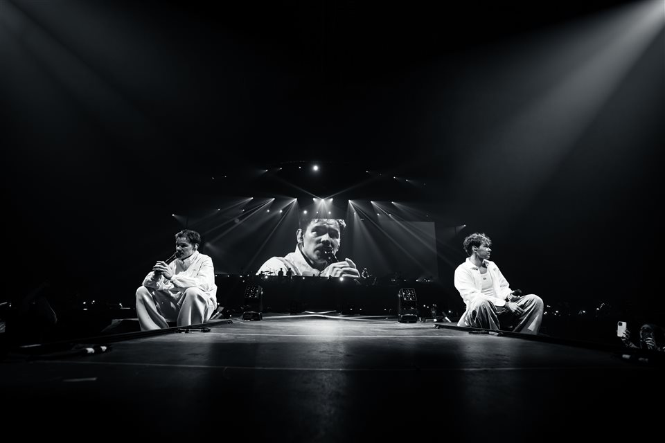 Marcus & Martinus Arena Tour · Black-and-white live camera feed